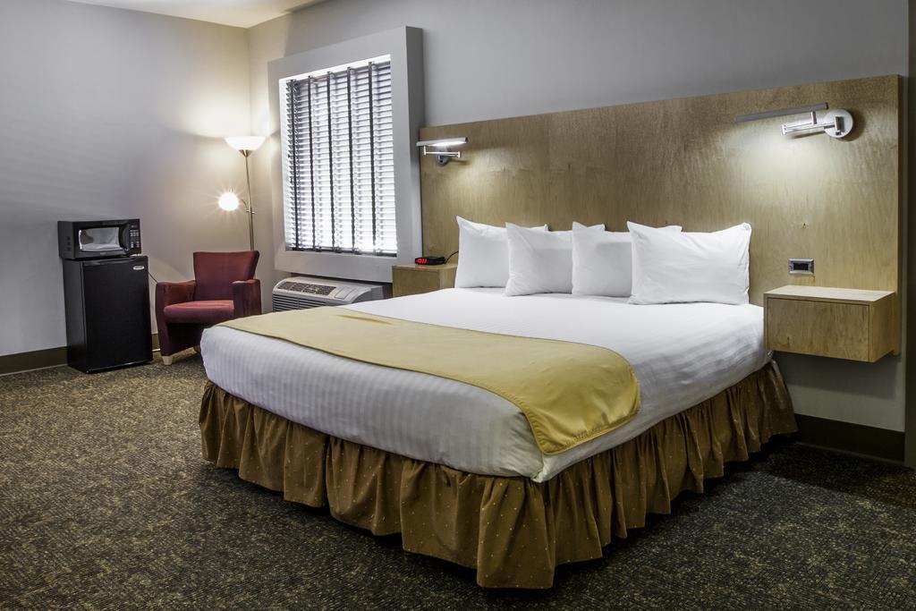 Spark By Hilton Artesia Room photo